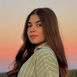 Фотография репетитора Стрелкова Арина Романовна